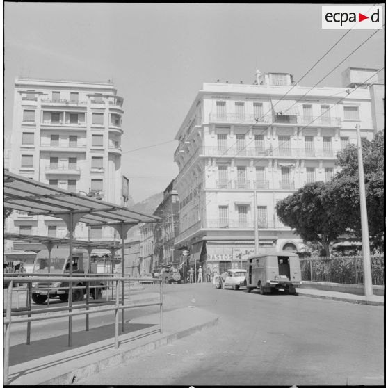Oran. Bouclage de la place Hoche. Des soldats à leur poste.