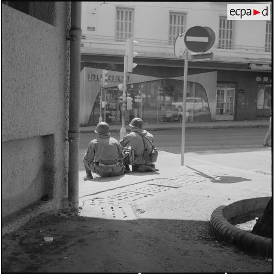 Oran. Bouclage de la place Hoche. Des soldats à leur poste.