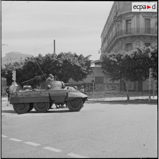 Oran. Bouclage de la place Hoche. Des soldats à leur poste.