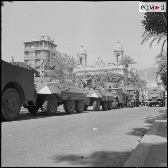 Oran. Bouclage de la place Hoche. Des soldats à leur poste.