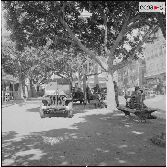 Oran. Bouclage de la place Hoche. Des soldats à leur poste.