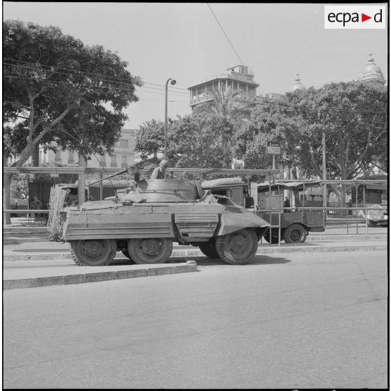 Oran. Bouclage de la place Hoche. Des soldats à leur poste.