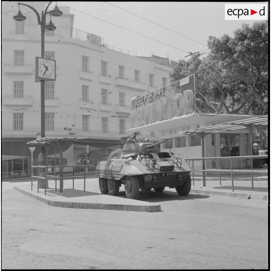 Oran. Bouclage de la place Hoche. Des soldats à bord d'une automitrailleuse Light armored car M8.