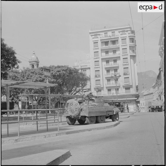 Oran. Bouclage de la place Hoche. Des soldats à bord d'une automitrailleuse Light armored car M8.