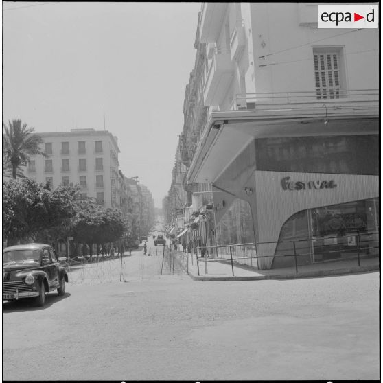 Oran. Bouclage de la place Hoche.