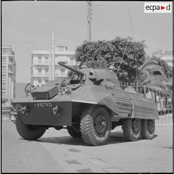Oran. Bouclage de la place Hoche. Des soldats à bord d'une automitrailleuse Light armored car M8.