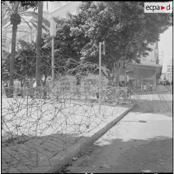 Oran. Bouclage de la place Hoche.