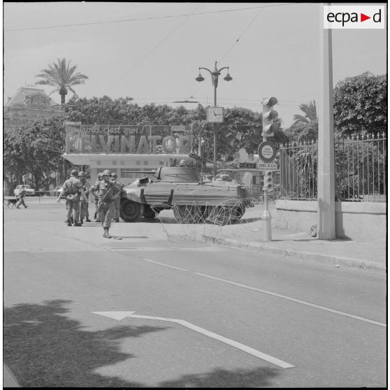 Oran. Bouclage de la place Hoche. Des soldats à leur poste.