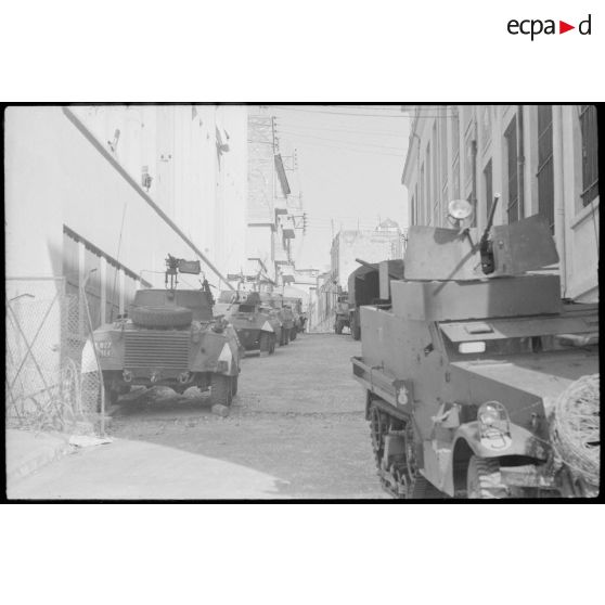 Oran. Lycée Ardaillon. Un half-track et des automitrailleuses dans une rue.