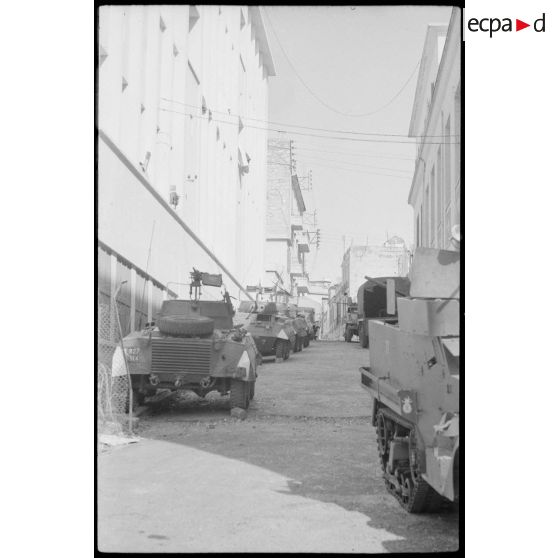 Oran. Lycée Ardaillon. Un half-track et des automitrailleuses dans une rue.