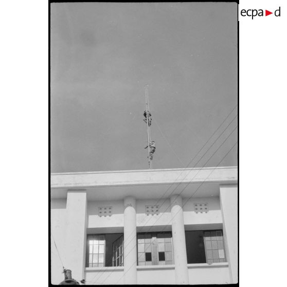 Oran. Lycée Ardaillon. Installation d'une antenne de télévision type relais.