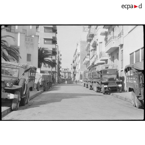 Oran. Lycée Ardaillon. Des camions Dodge dans une rue bouclée.