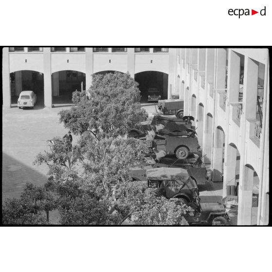 Oran. Lycée Ardaillon. Des blindés et des véhicules militaires dans la cour.