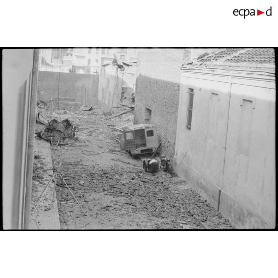 Oran. Lycée Ardaillon. Dégâts causés par l'explosion d'une voiture piégée.