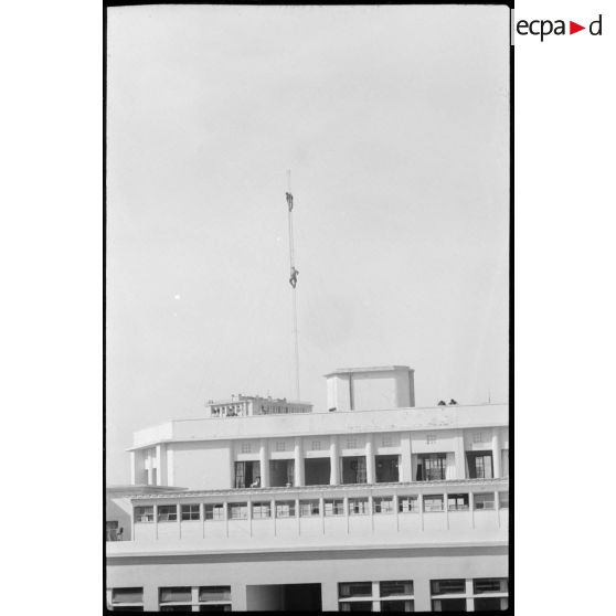 Oran. Lycée Ardaillon. Installation d'une antenne de télévision type relais.