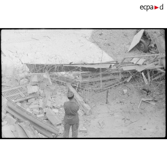 Oran. Lycée Ardaillon. Dégâts causés par l'explosion d'une voiture piégée.