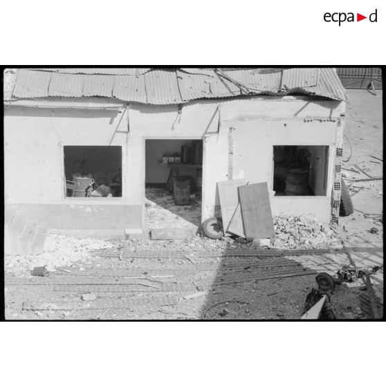 Oran. Lycée Ardaillon. Dégâts causés par l'explosion d'une voiture piégée.