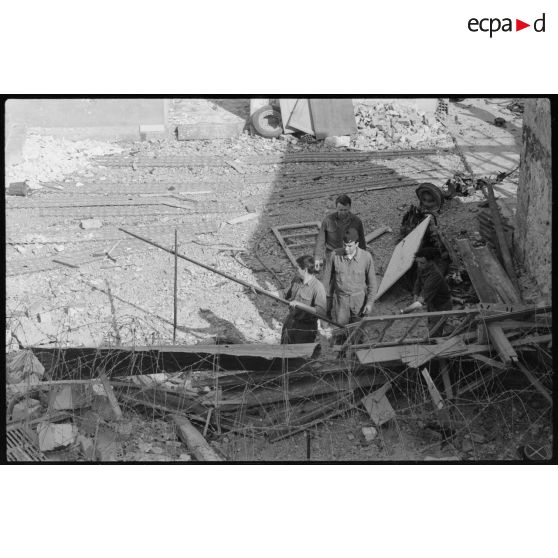 Oran. Lycée Ardaillon. Dégâts causés par l'explosion d'une voiture piégée.