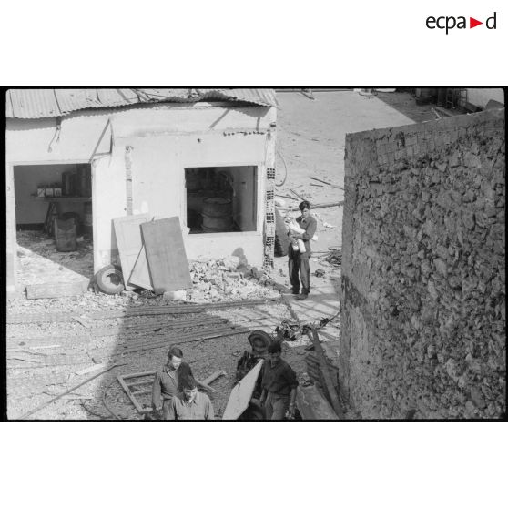 Oran. Lycée Ardaillon. Dégâts causés par l'explosion d'une voiture piégée.