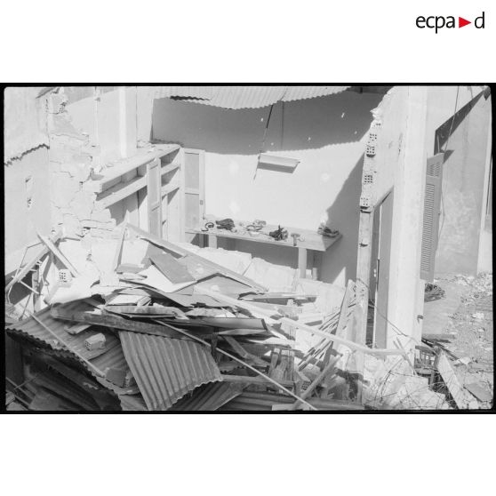 Oran. Lycée Ardaillon. Dégâts causés par l'explosion d'une voiture piégée.