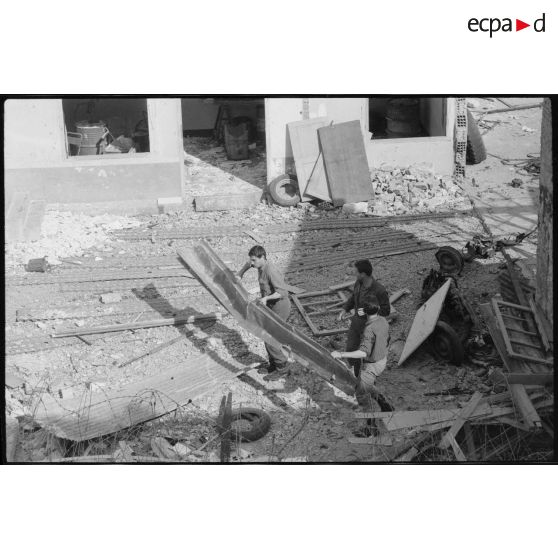 Oran. Lycée Ardaillon. Dégâts causés par l'explosion d'une voiture piégée.