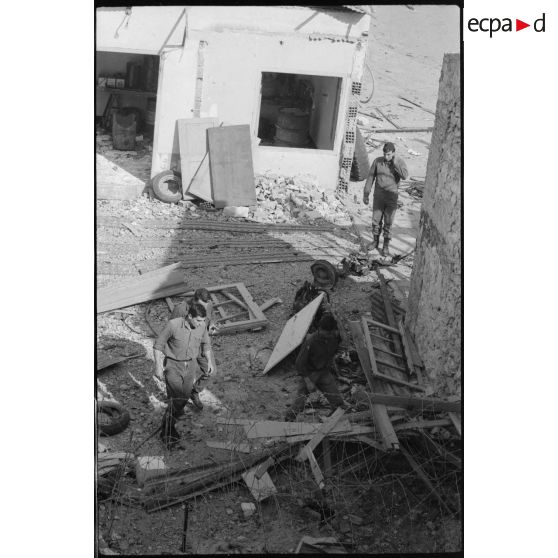 Oran. Lycée Ardaillon. Dégâts causés par l'explosion d'une voiture piégée.