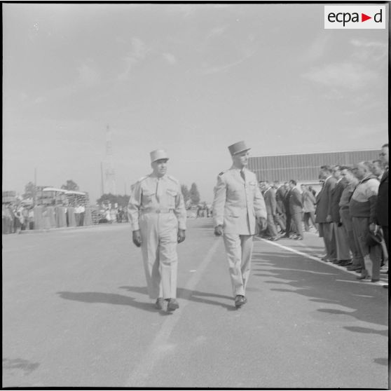 Maison Carrée. Centre de rechange du matériel. Remise de médailles par le général Piquet.