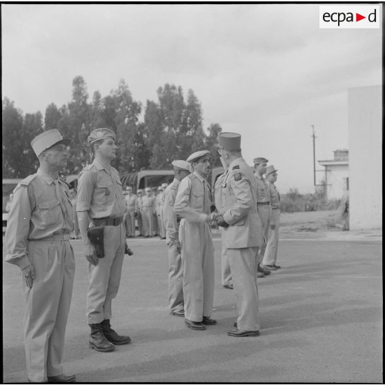 Maison Carrée. Centre de rechange du matériel. Remise de médailles par le général Piquet.
