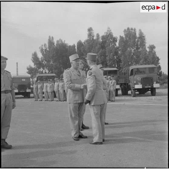 Maison Carrée. Centre de rechange du matériel. Remise de médailles par le général Piquet.