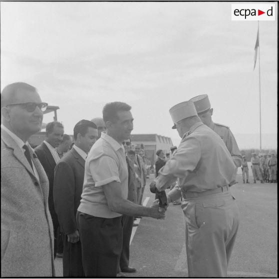 Maison Carrée. Centre de rechange du matériel. Remise de médailles.