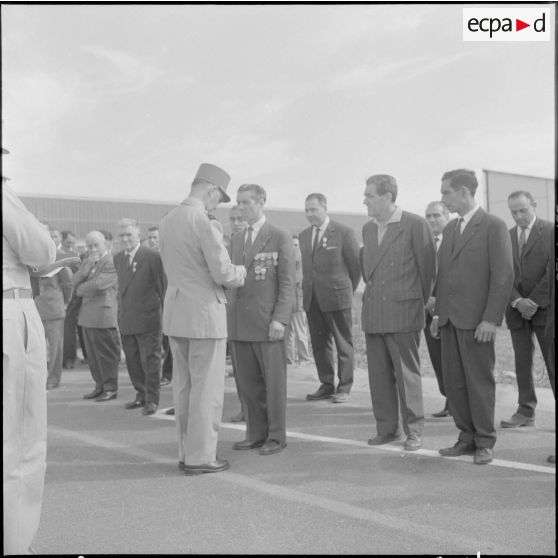 Maison Carrée. Centre de rechange du matériel. Remise de médailles par le général Piquet.
