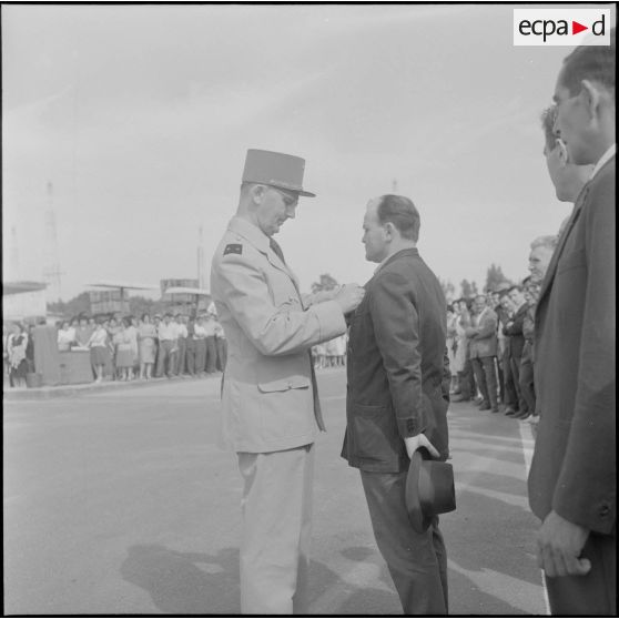 Maison Carrée. Centre de rechange du matériel. Remise de médailles par le général Piquet.