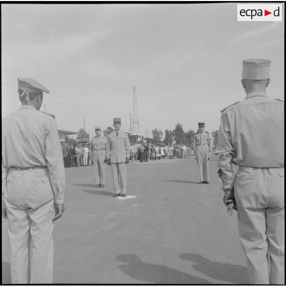Maison Carrée. Centre de rechange du matériel. Remise de médailles par le général Piquet.