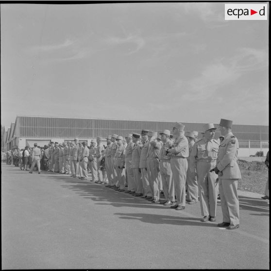 Maison Carrée. Centre de rechange du matériel. Remise de médailles par le général Piquet.