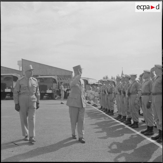 Maison Carrée. Centre de rechange du matériel. Remise de médailles par le général Piquet. Revue des troupes.