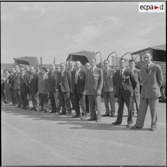 Maison Carrée. Centre de rechange du matériel. Remise de médailles par le général Piquet. Des civils décorés.