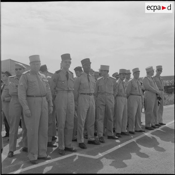 Maison Carrée. Centre de rechange du matériel. Remise de médailles par le général Piquet. Des officiers.