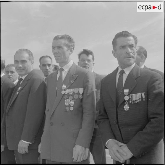 Maison Carrée. Centre de rechange du matériel. Remise de médailles par le général Piquet. Des civils décorés.