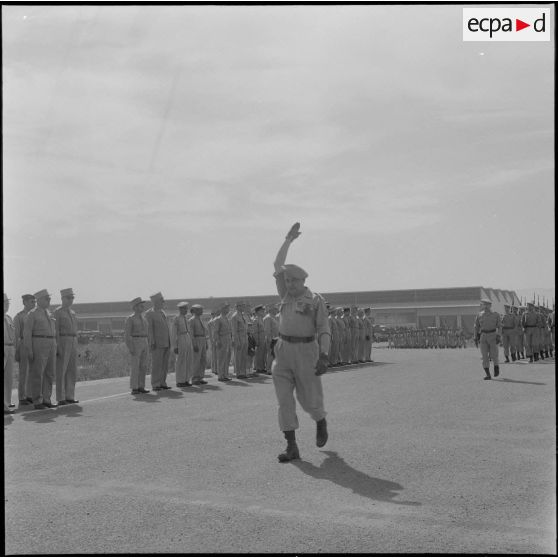 Maison Carrée. Centre de rechange du matériel. Remise de médailles par le général Piquet. Défilé.