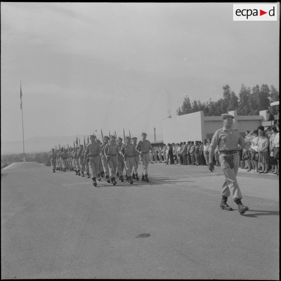 Maison Carrée. Centre de rechange du matériel. Remise de médailles par le général Piquet. Défilé.