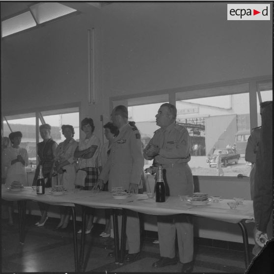 Maison Carrée. Centre de rechange du matériel. Remise de médailles par le général Piquet. Cocktail et discours.