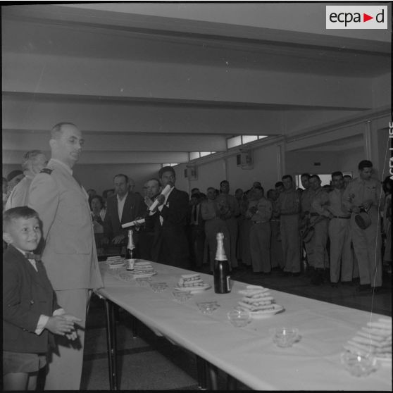 Maison Carrée. Centre de rechange du matériel. Remise de médailles par le général Piquet. Cocktail et discours.
