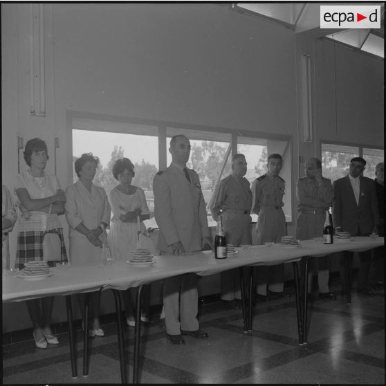 Maison Carrée. Centre de rechange du matériel. Remise de médailles par le général Piquet. Cocktail et discours.