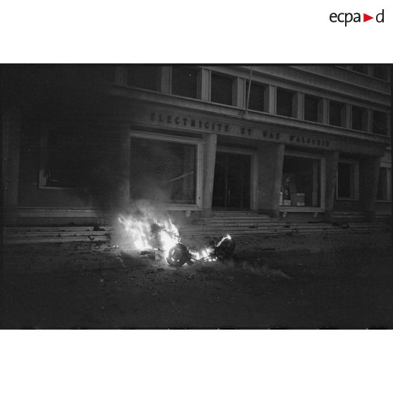 Oran. Explosion d'une voiture piégée devant le bâtiment de l'EGA (Electricité gaz d'Algérie).