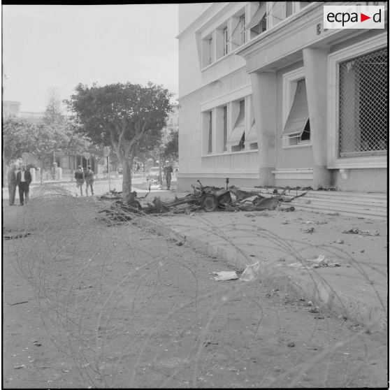 Oran. Explosion d'une voiture piégée devant le bâtiment de l'EGA (Electricité gaz d'Algérie).