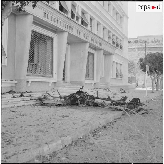 Oran. Explosion d'une voiture piégée devant le bâtiment de l'EGA (Electricité gaz d'Algérie).