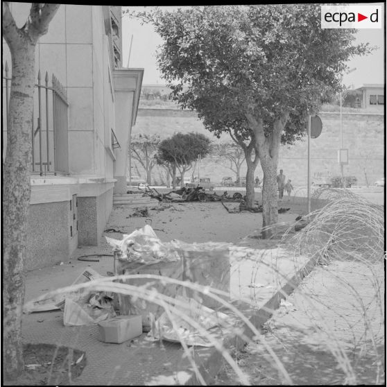 Oran. Explosion d'une voiture piégée devant le bâtiment de l'EGA (Electricité gaz d'Algérie).