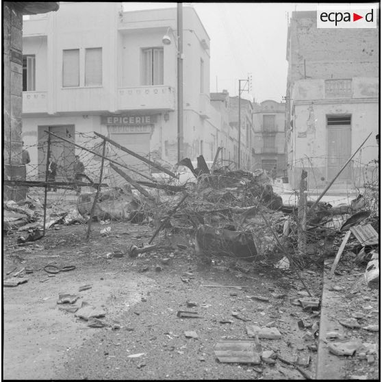 Oran. Déblaiement du lycée Ardaillon. Dégâts causés par un attentat au plastic.