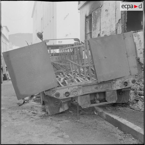 Oran. Déblaiement du lycée Ardaillon. Dégâts causés par un attentat au plastic.