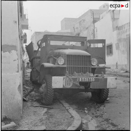 Oran. Déblaiement du lycée Ardaillon. Dégâts causés par un attentat au plastic.